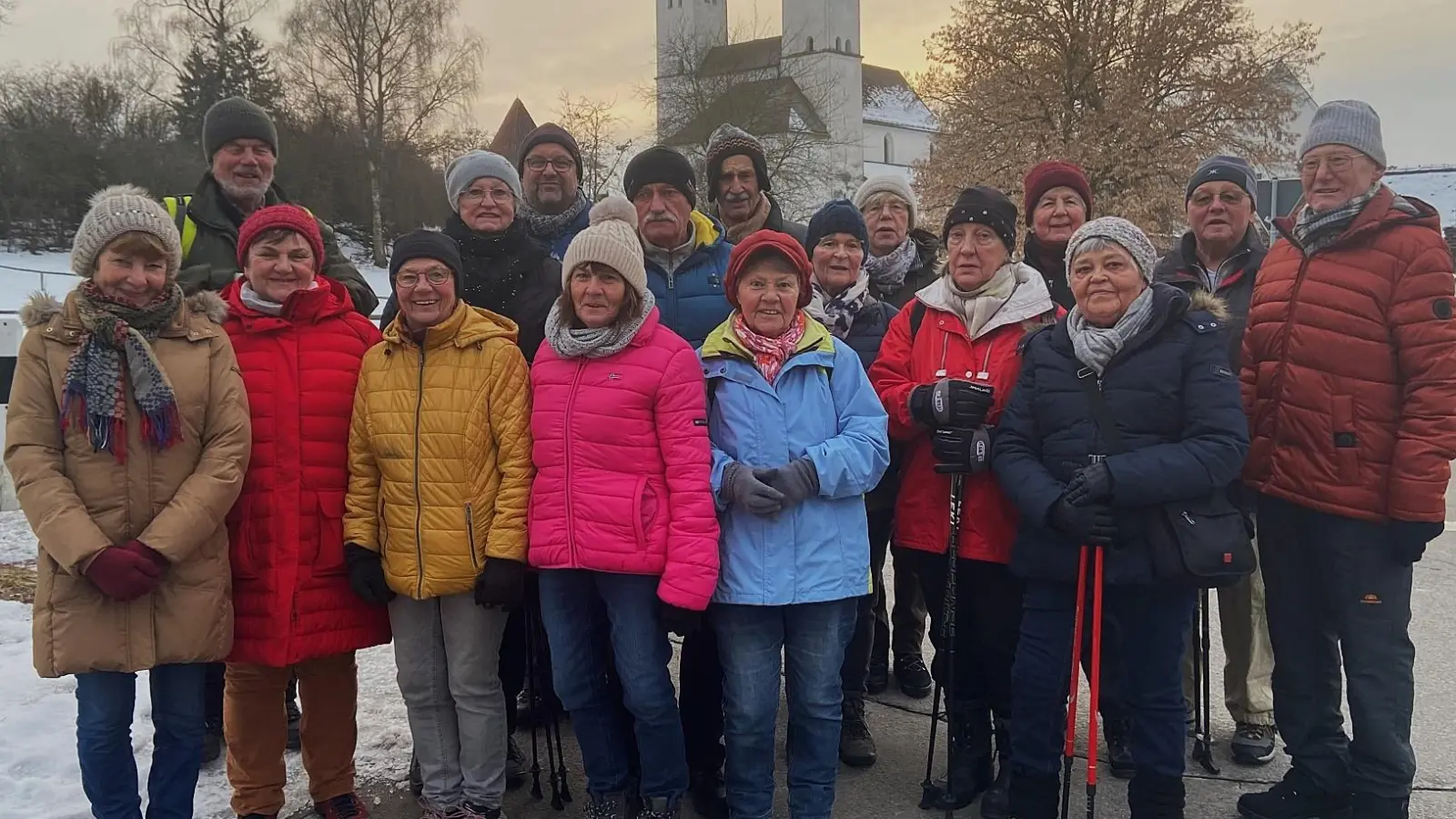 Wandergruppe des OWV vor der Kirche Peter und Paul in Perschen (Bild: Hans Rachwalik)