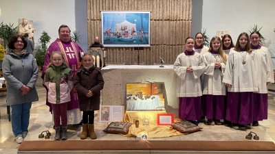 Ministranten und Kommunionkinder gestalten den Ostergarten mit. (Bild: Thomas Kreinhöfner)