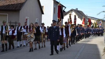 Der Florianstag der Marktgemeinde Moosbach wurde heuer mit den neun Feuerwehren in Etzgersrieth begleitet von der Moosbacher Musikanten begangen. (Bild: Peter Garreiss)