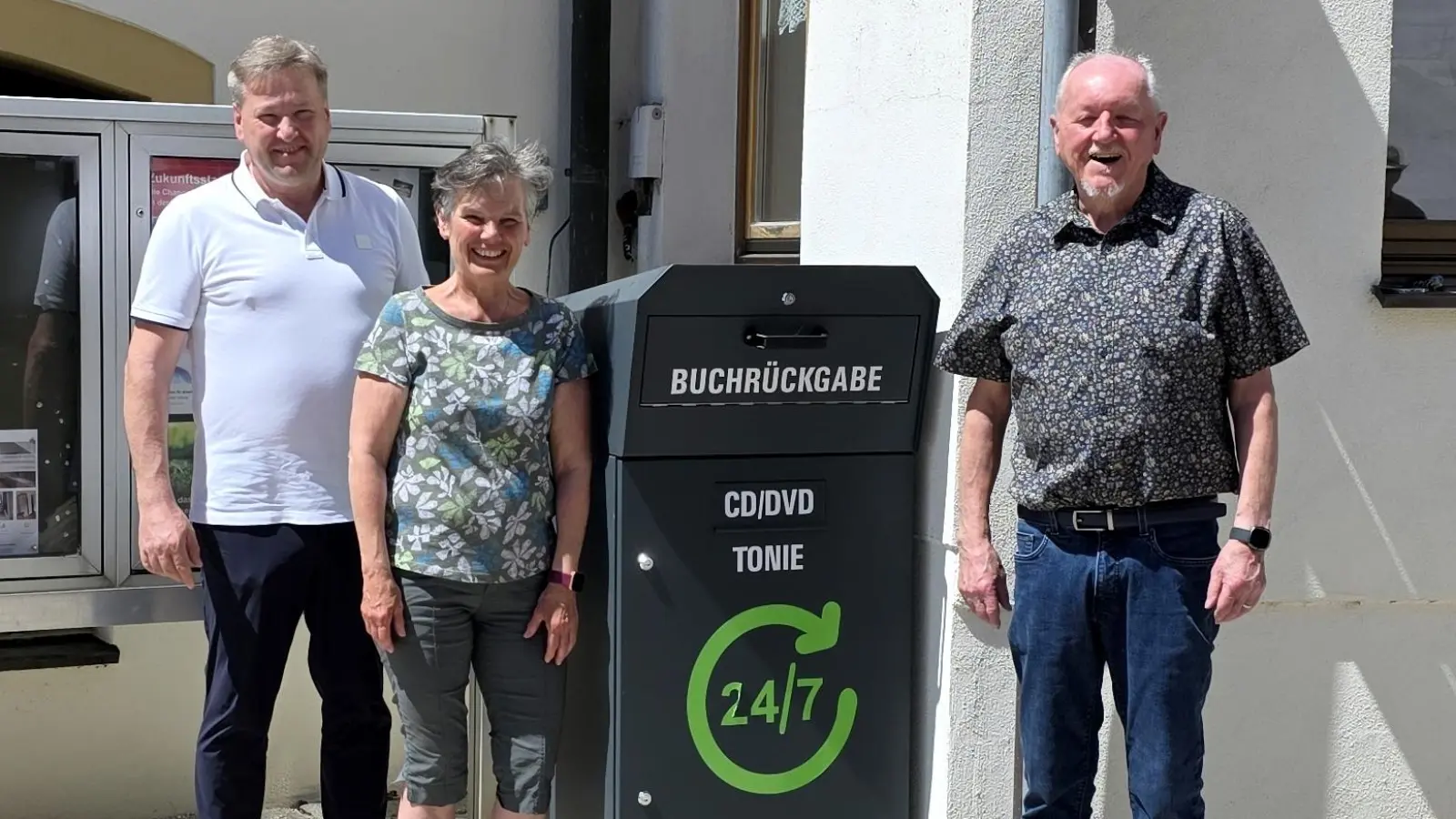 Offizieller Start der Rückgabebox durch Bgm Stefan Braun, Leitungsteam Christa Kastner und Büchereileiter Georg Dürr. (Bild: Georg Dürr)