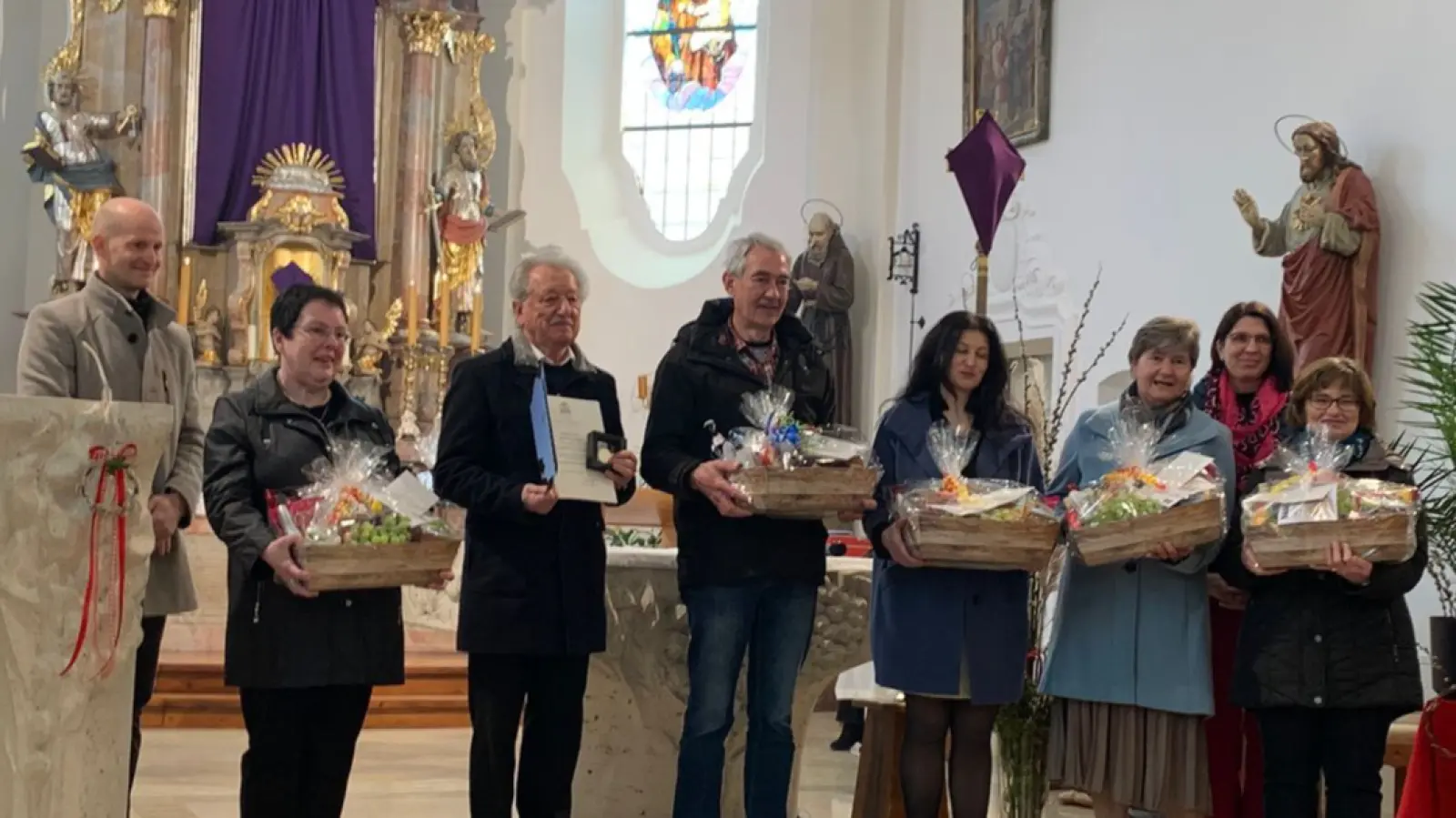 Von links: Kirchenpfleger Christoph Lukas, Monika Krug, Manfred Zeitler, Rudi Kreis, Birgit Gösl, Anna Scheibl, PGR-Sprecherin Sonja Herold und Michaela Schuller (Bild: Michaela Schuller)