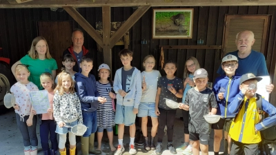 Stolz präsentieren die Kinder ihre Fangergebnisse und den ermittelten Saprobienindexwert (Bild: Erich Porsch )