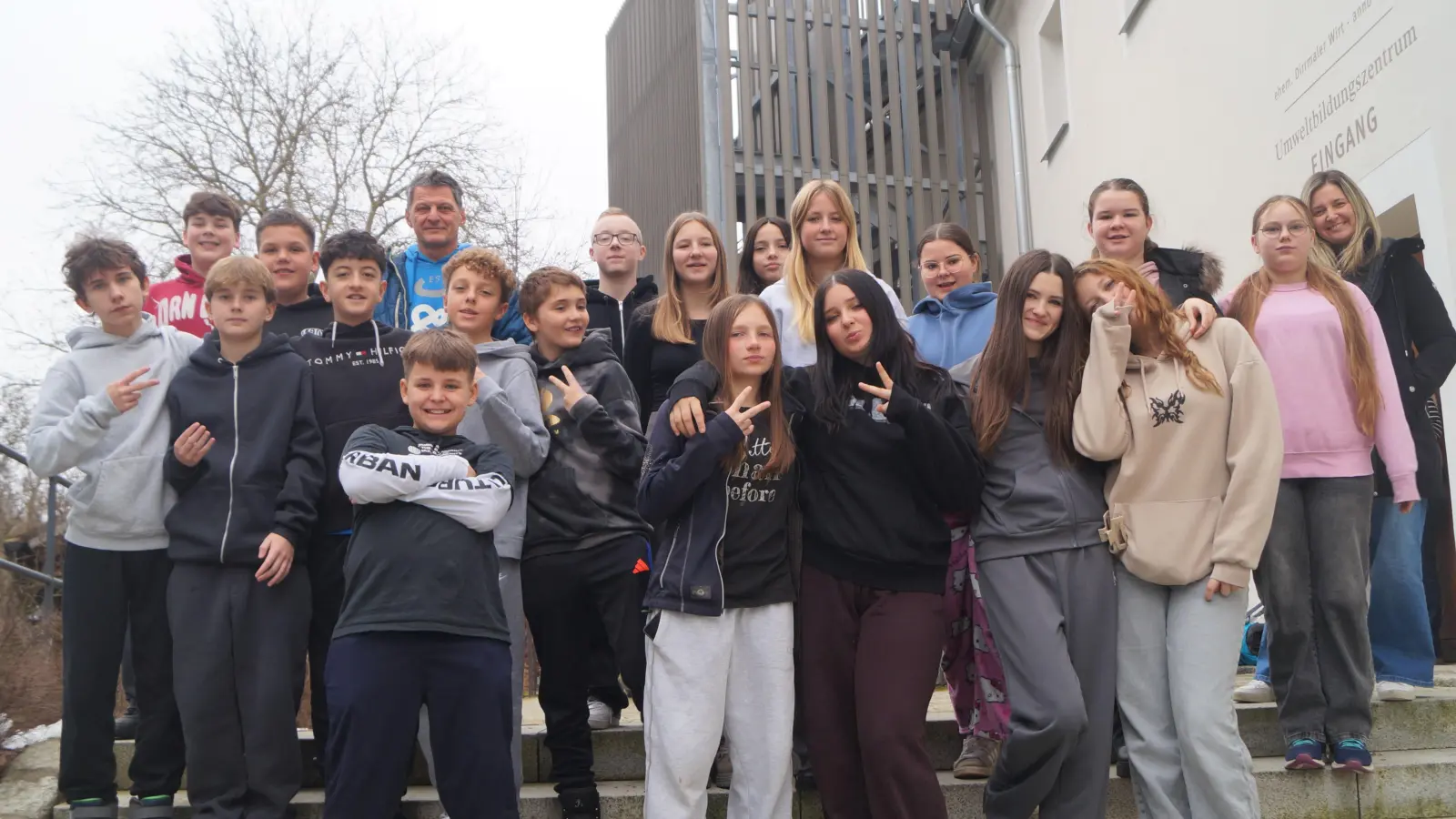 Gruppenbild vor dem Umweltbildungshaus der JuBi. (Bild: Bernhard Hirsch)