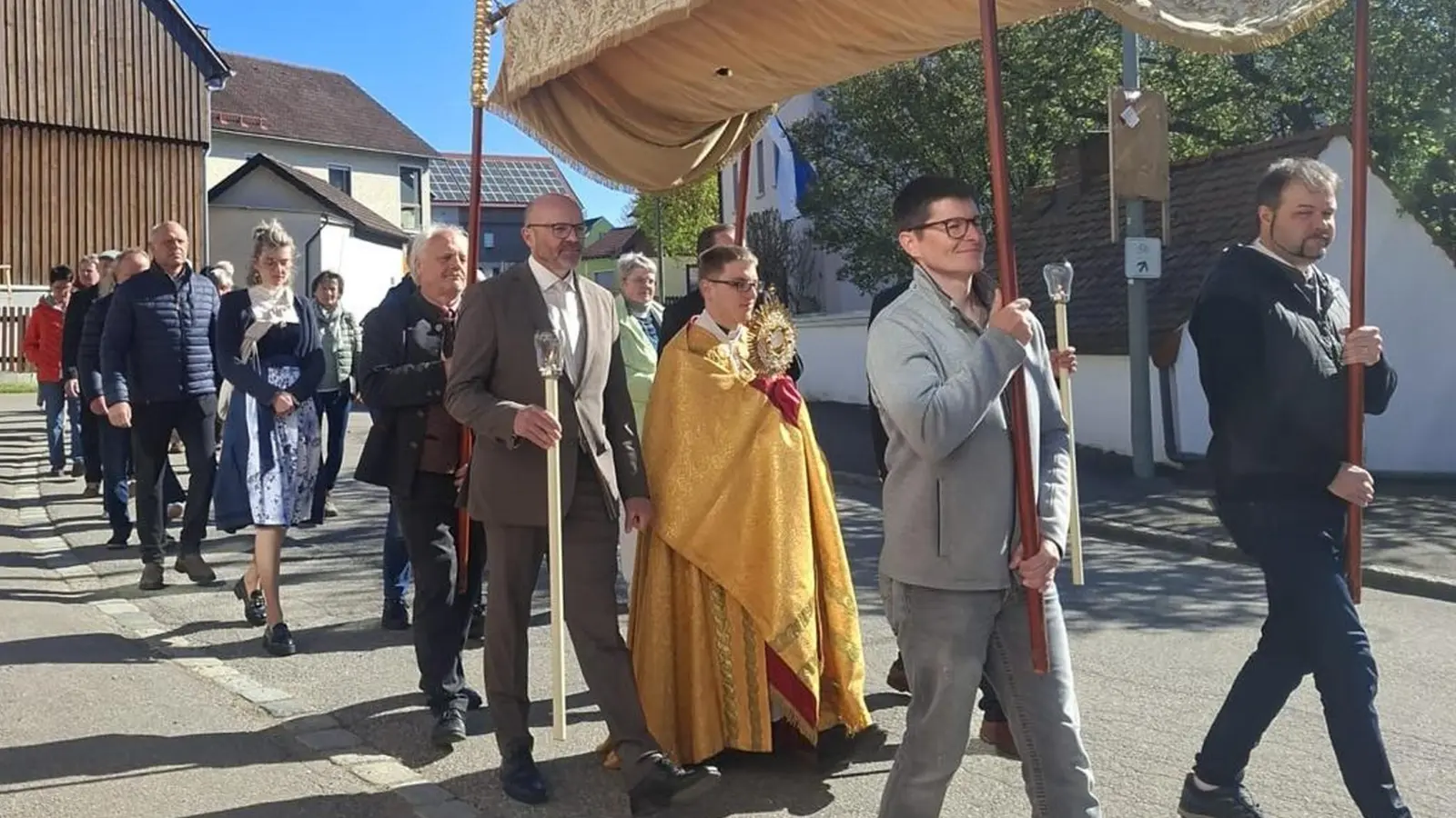 Etzgersrieth feierte das Patrozinium Sankt Georg ihrer Ortskirchen. Nach dem Festgottesdienst wurde das Allerheiligste durch den Kaplan Michael Steinhilber durch den Ort getragen. Es war eine Demonstration des Glaubens und der Verehrung des heiligten Georgs. (Bild: Selina Seidl)