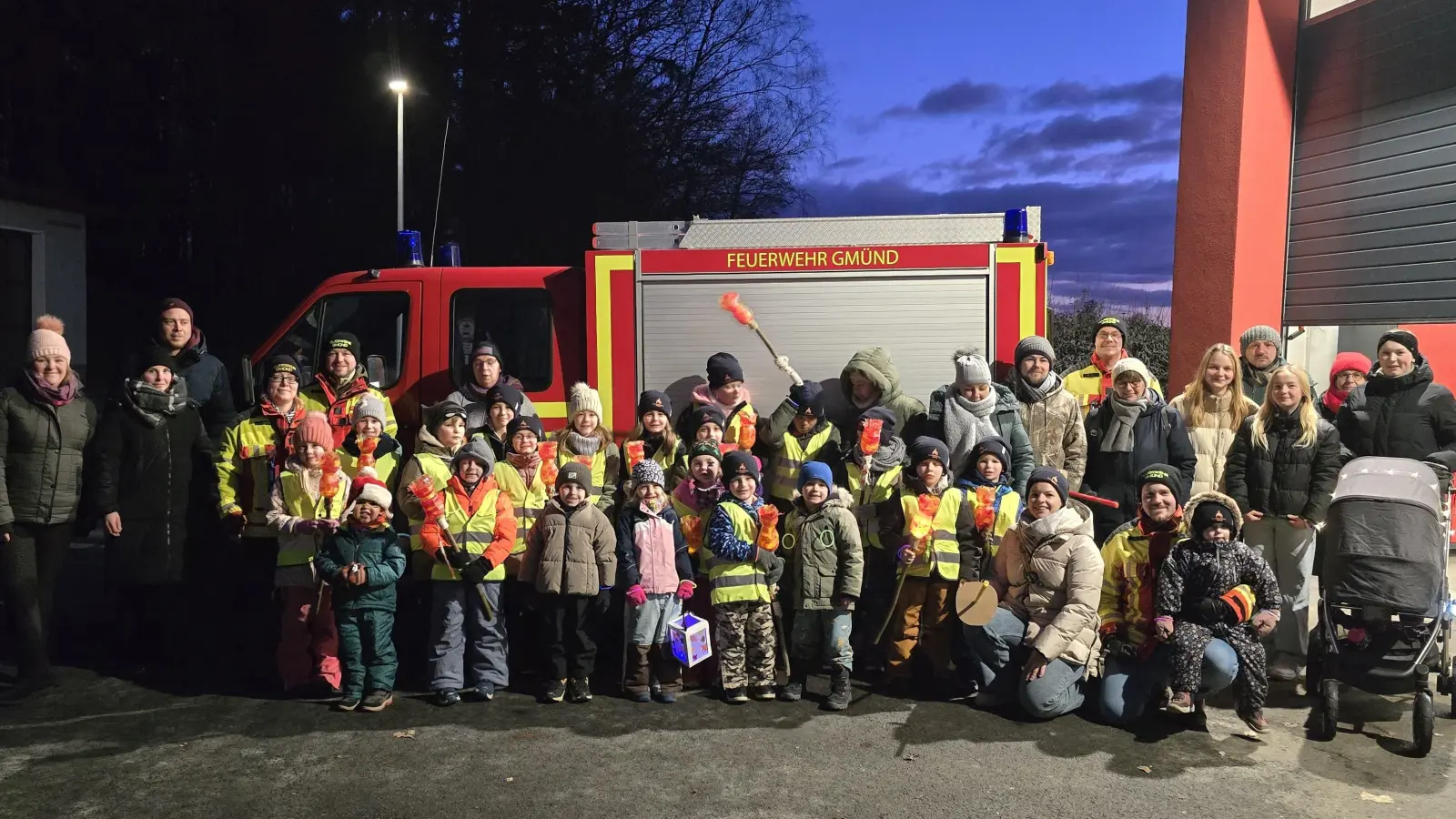 Gruppenbild der Teilnehmer zur Nachtwanderung (Bild: Marco Schiener)