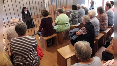 Priorin Schwester Evamaria begrüßte die Gruppe im Sprechzimmer und erzählt vom Karmelitinnen-Alltag.  (Bild: Roland Klein)