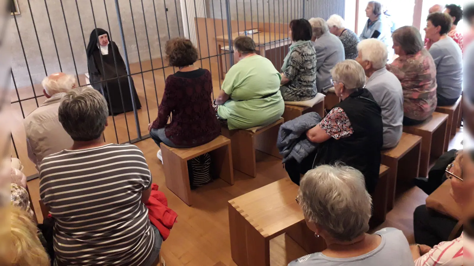 Priorin Schwester Evamaria begrüßte die Gruppe im Sprechzimmer und erzählt vom Karmelitinnen-Alltag.  (Bild: Roland Klein)