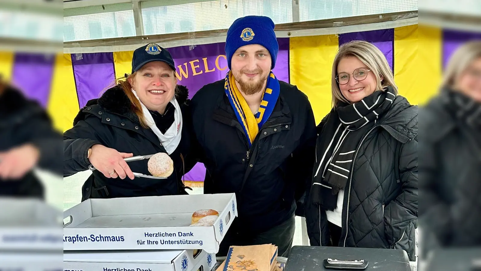 Auf dem Foto beim Krapfenstand sind von links nach rechts zu sehen: Silvia Wenzl, Sebastian Jokiel und Luise Achatz. (Bild: Uli Sanner)