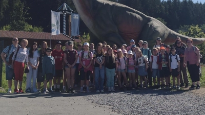 Die Ausflugsgruppe vor dem Edelwies-Erlebnispark (Bild: Jessica Müller)