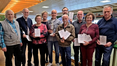 Die Sieger der beiden Schießen stellten sich mit der 7er-Kameradschaft zum Erinnerungsbild auf: v. li. 1. Schießwart Bernhard Kellner, 1. Vorsitzender Peter Ertl, Marianne Richter, Larissa Zwack, Ehrenpokalgewinner Alfred Kett, Stefan Steinhauser, Andreas Kett, Alexander Helgert, Renate Flauger und Hans Milakowitsch. (Bild: Franz Stadler)