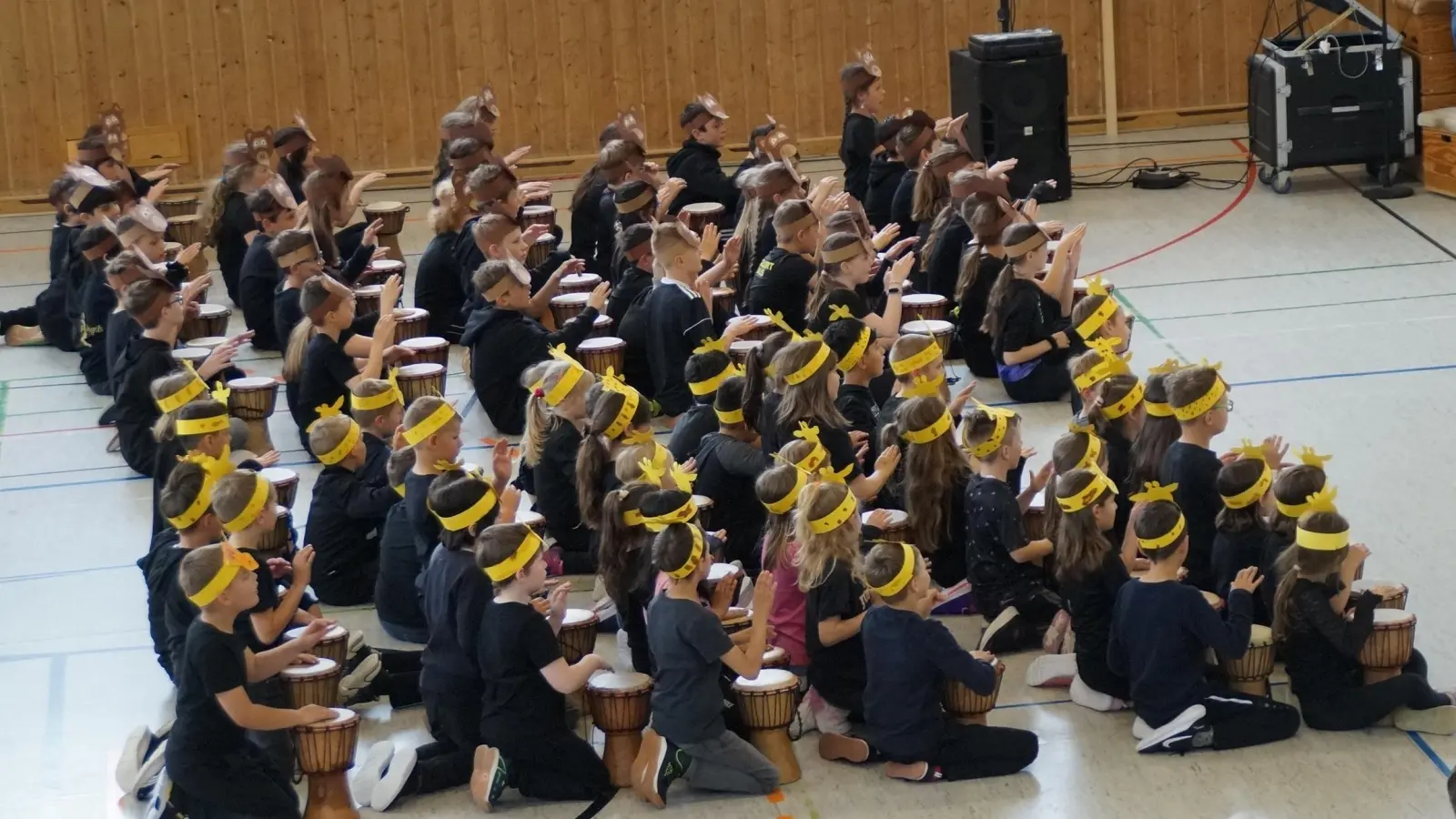 Die Kinder der Grundschule befolgten genau die rhythmischen Anweisungen, die Moderator „Otto” vorgab (Bild: Elfriede Weiß)