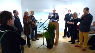 Bildunterschrift: OB Andreas Feller (Mitte) eröffnete die neue Sonderausstellung, zusammen mit den Sammlern Carlo Herpich (r.), Museumsleiterin Eva Maria Keil und Klaus Haußmann (Zweite und Dritter v. r.) (Bild: Edith Zimmermann: Edith Zimmermann)