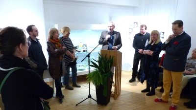 Bildunterschrift: OB Andreas Feller (Mitte) eröffnete die neue Sonderausstellung, zusammen mit den Sammlern Carlo Herpich (r.), Museumsleiterin Eva Maria Keil und Klaus Haußmann (Zweite und Dritter v. r.) (Bild: Edith Zimmermann: Edith Zimmermann)