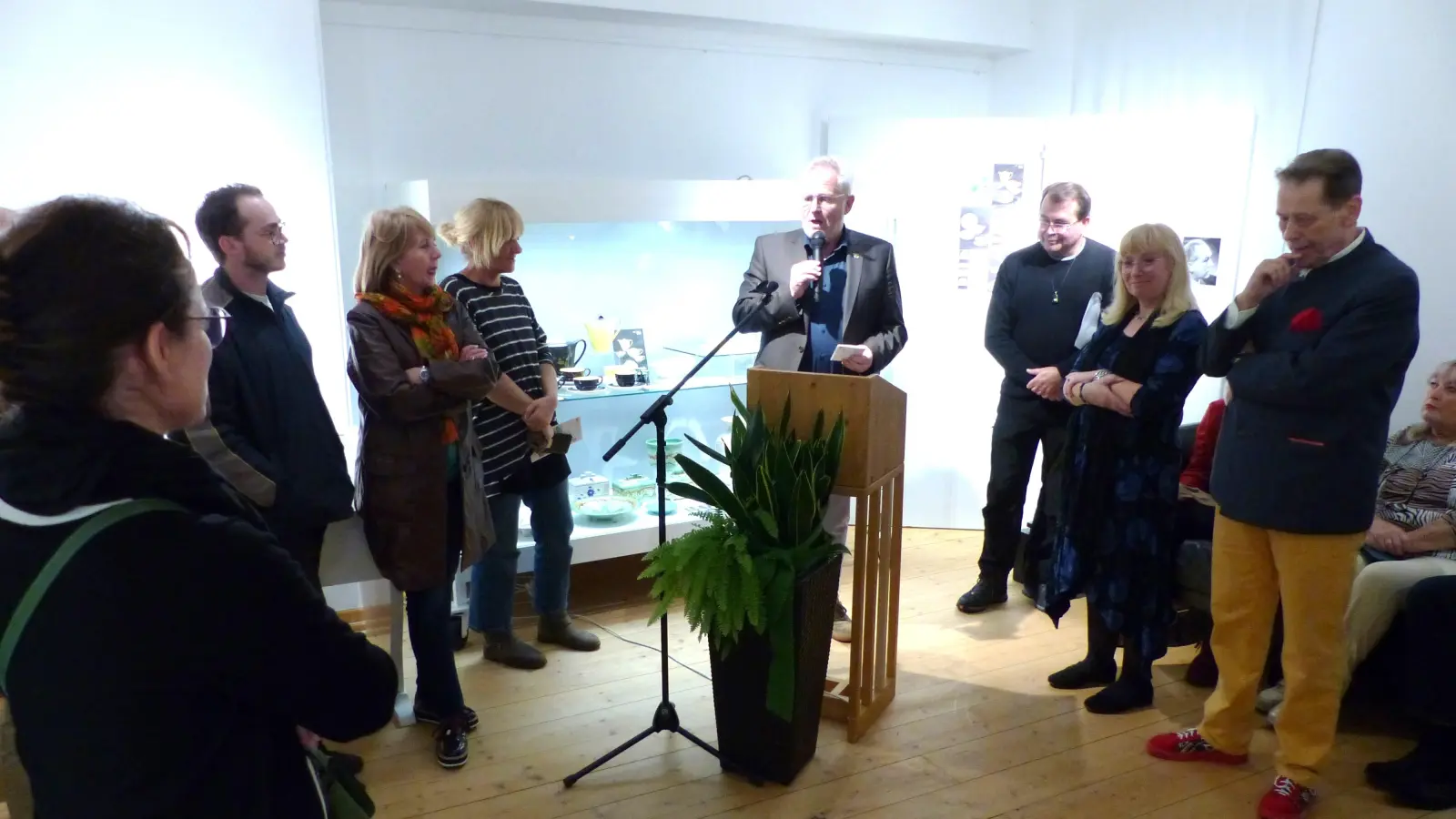 Bildunterschrift: OB Andreas Feller (Mitte) eröffnete die neue Sonderausstellung, zusammen mit den Sammlern Carlo Herpich (r.), Museumsleiterin Eva Maria Keil und Klaus Haußmann (Zweite und Dritter v. r.) (Bild: Edith Zimmermann: Edith Zimmermann)