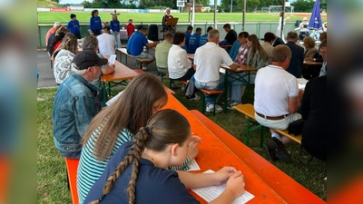 Gottesdienst auf dem Sportgelände zum 80jährigen Jubiläum des SV Floß. (Bild: Alexander Meier)