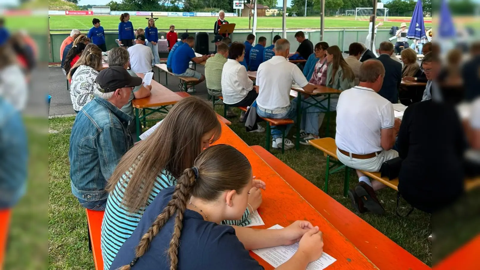 Gottesdienst auf dem Sportgelände zum 80jährigen Jubiläum des SV Floß. (Bild: Alexander Meier)