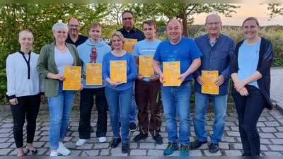 Von links nach rechts: 2. Bürgermeisterin Elisabeth Gruber, 1. Vorsitzende Lisa Hartinger, 2. Vorsitzender Wolfgang Klinger, Jakob Pechtl, Ines Pechtl, Stefan Roggenhofer, Anton Pechtl, Hans Hartinger, Hubert Blödt und Elena Formato-Beier, (Bild: Thomas Pronath)
