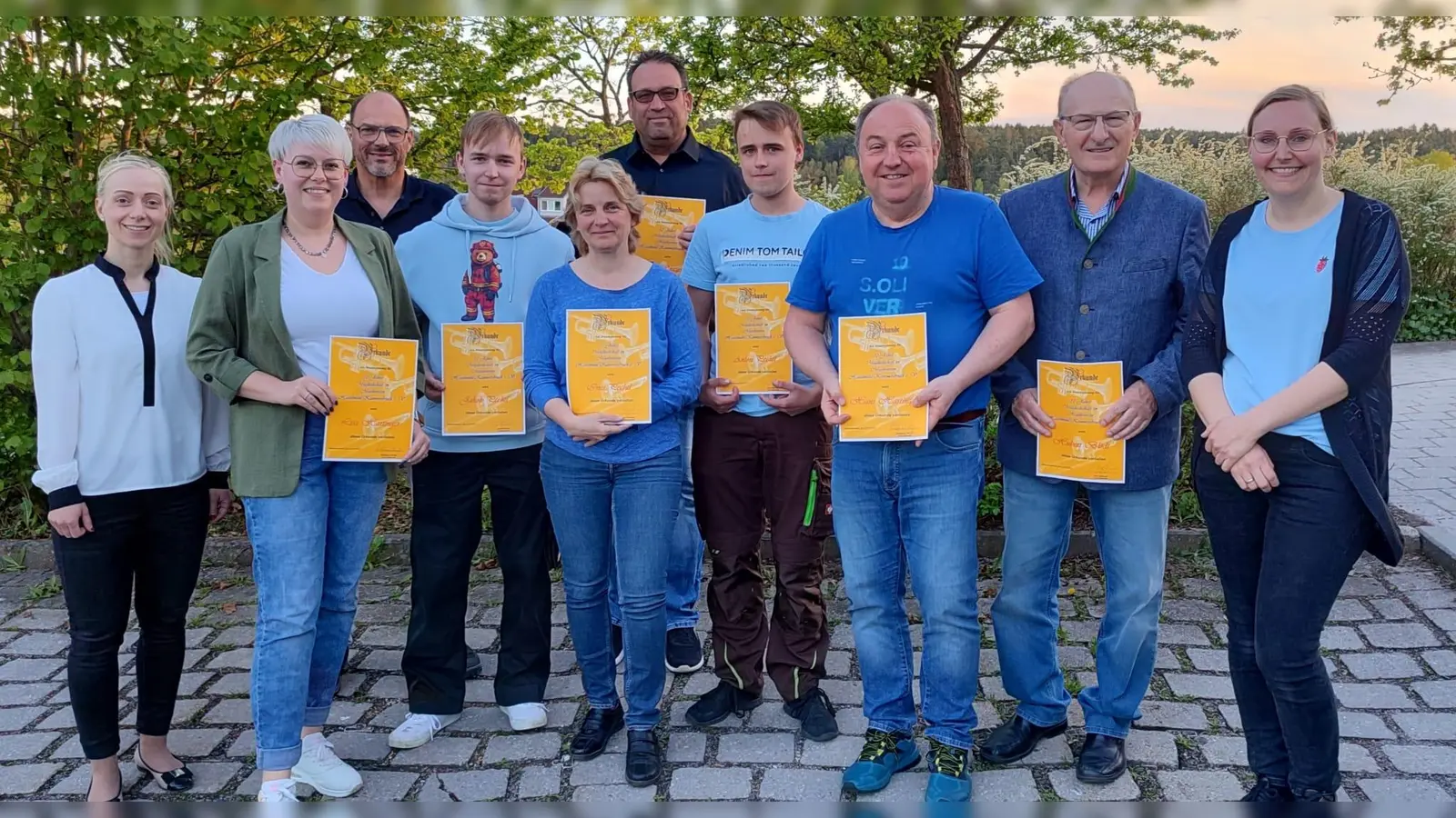 Von links nach rechts: 2. Bürgermeisterin Elisabeth Gruber, 1. Vorsitzende Lisa Hartinger, 2. Vorsitzender Wolfgang Klinger, Jakob Pechtl, Ines Pechtl, Stefan Roggenhofer, Anton Pechtl, Hans Hartinger, Hubert Blödt und Elena Formato-Beier, (Bild: Thomas Pronath)