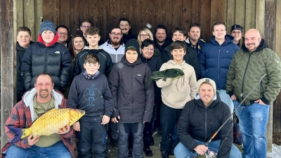 Gruppenfoto der Teilnehmenden am Fischerkurs (vorne rechts Kursleiter Maximilian Roth).  (Bild: Maximilian Roth)