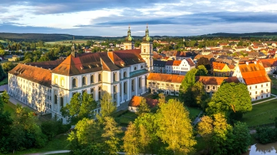 Panorama von Waldsassen mit Teich im Vordergrund. (Bild: Matthias Kunz)