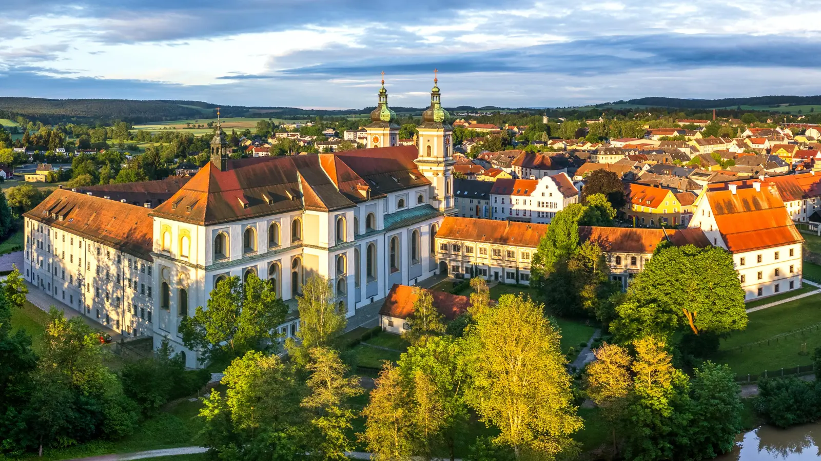 Panorama von Waldsassen mit Teich im Vordergrund. (Bild: Matthias Kunz)