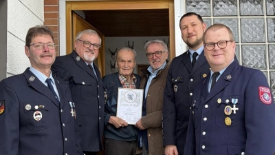 Im Bild von links nach rechts: Rainer Bayer (2. Vorsitzender), Raimund Hofmann (1. Vorsitzender), Jubilar Alois Praller (85 Jahre), Christian Drehobel (2. Bürgermeister), KBM Fabian Günther, Christoph Zaus (1. Kommandant). (Bild: Michael Brucker)
