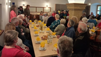 Frühlingslied und Gedicht: Die Kinder sorgten für strahlende Gesichter bei den Senioren. (Bild: Franz Melchner)