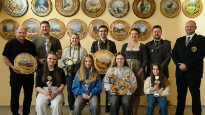 Sitzend von links: Anja Zölch, Celina Beer, Lea Ulrich, Anna Ulrich Stehend von links: Thomas Zölch, Maximilian Schuller, Franziska Hößl, Niklas Zölch, 2. Schützenmeisterin Theresa Weidner, 1. Schützenmeister Philipp Zölch, 1. Gauschützenmeister Florian Greil (Bild: Theresa Weidner)