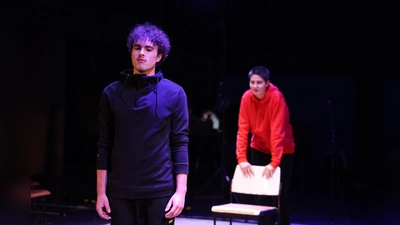 Bei der modernen Aufführung von Antigone lag der Focus rein auf dem schauspielerischen Können der jungen Akteure. (Bild: Axel Buchheit)