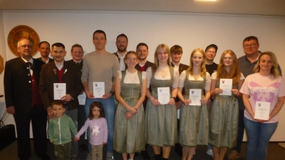 Den Geehrten gratulieren zweiter Gauschützenmeister Thomas Busch, Erster Schützenmeister Sebastian Ludwig ( von links) und 3.Bürgermeister Thomas Schönberger (rechts). (Bild: Siegfried Bock)