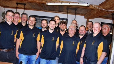 Die neugewählte Vorstandschaft von links: Stefan Pirner, Maximilian Scharr, Martin Pürner, Bastian Weber, Fabian Gertler, Tobias Kummer, Tim Pickel, Christian Köhler, Fritz Kellner, Jürgen Herrmann, Benjamin Rischkau, Bürgermeister Roman Berr, Chorleiter Marco Brunner und Hans Renner.  (Bild: Leonhard Ehras)