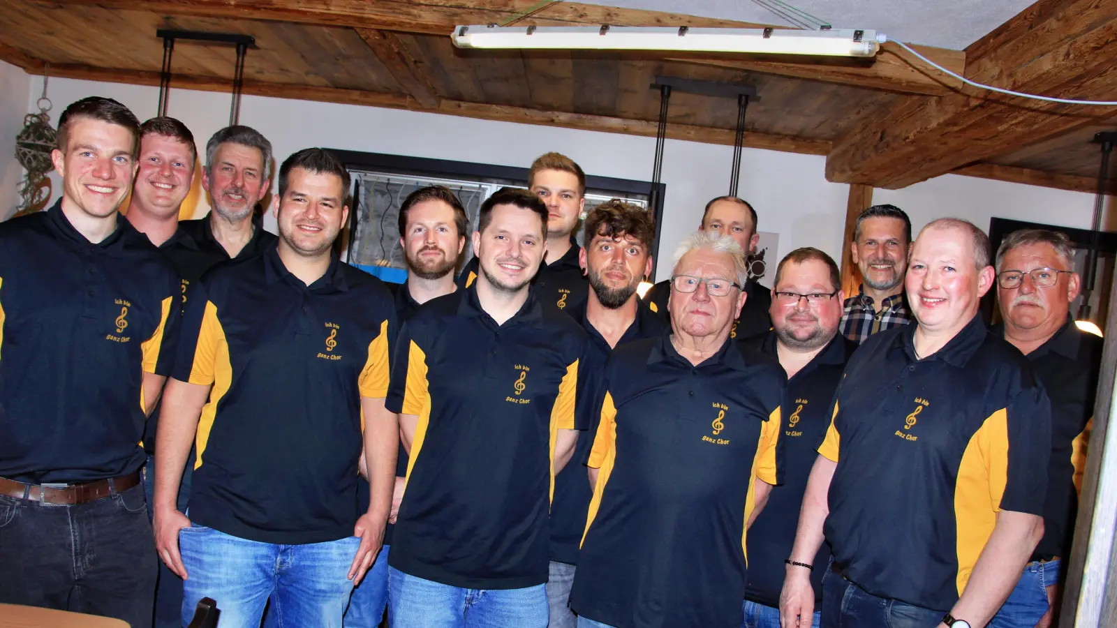 Die neugewählte Vorstandschaft von links: Stefan Pirner, Maximilian Scharr, Martin Pürner, Bastian Weber, Fabian Gertler, Tobias Kummer, Tim Pickel, Christian Köhler, Fritz Kellner, Jürgen Herrmann, Benjamin Rischkau, Bürgermeister Roman Berr, Chorleiter Marco Brunner und Hans Renner.  (Bild: Leonhard Ehras)