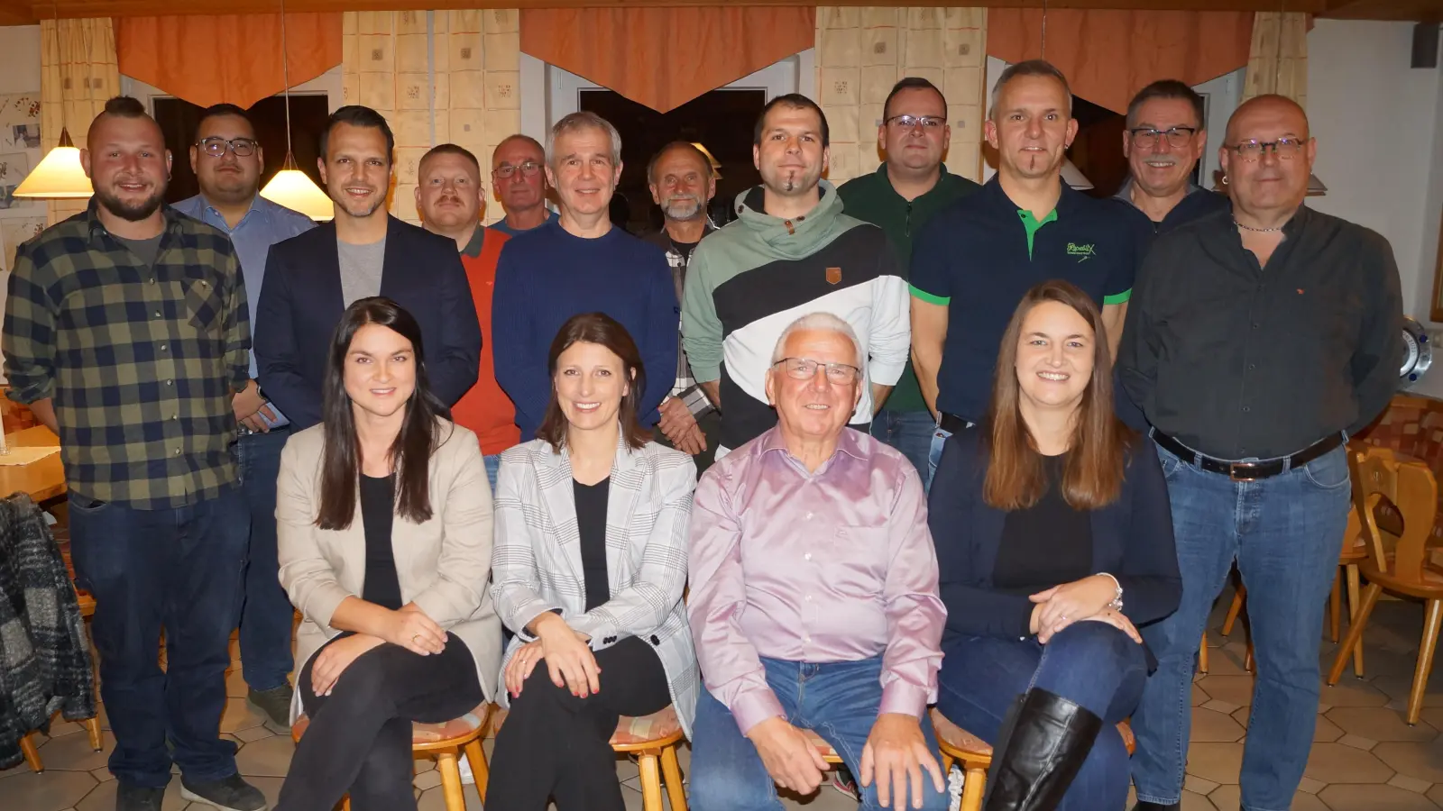 Vorstandschaft und Neumitglieder bei der Mitgliederversammlung . (Bild: Angelika Schönberger )