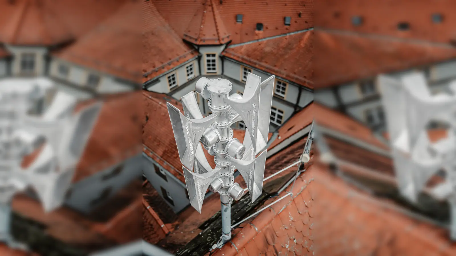 Das Foto zeigt die Sirene auf dem Amberger Rathaus. (Bild: Michael Golinski)
