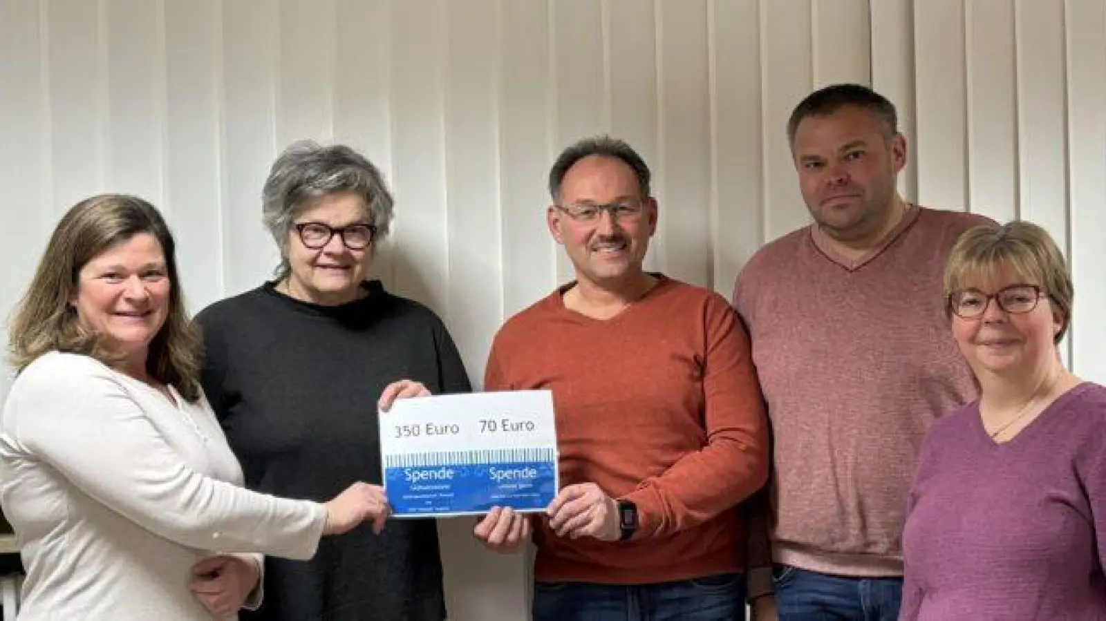 Die Kinder- und Jugendbeautragten für die Gemeinde Theisseil, Martina Heimann und Beate Spickenreuther (links) nahmen gerne die Spende aus einem „Christmas warm-up“ auf dem Letzauer Kirchplatz entgegen.  (Bild: Robert Ronke)