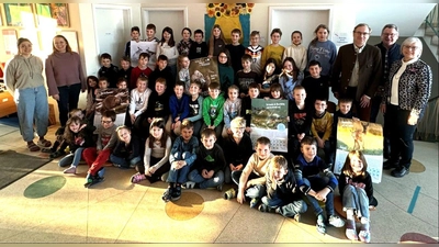 Alexander Flierl überreicht im Beisein von Bürgermeister Martin Prey und den Lehrkräften die Bildkalender an die Schülerinnen und Schüler der Grundschule Niedermurach (Bild: Ortrud Sperl)