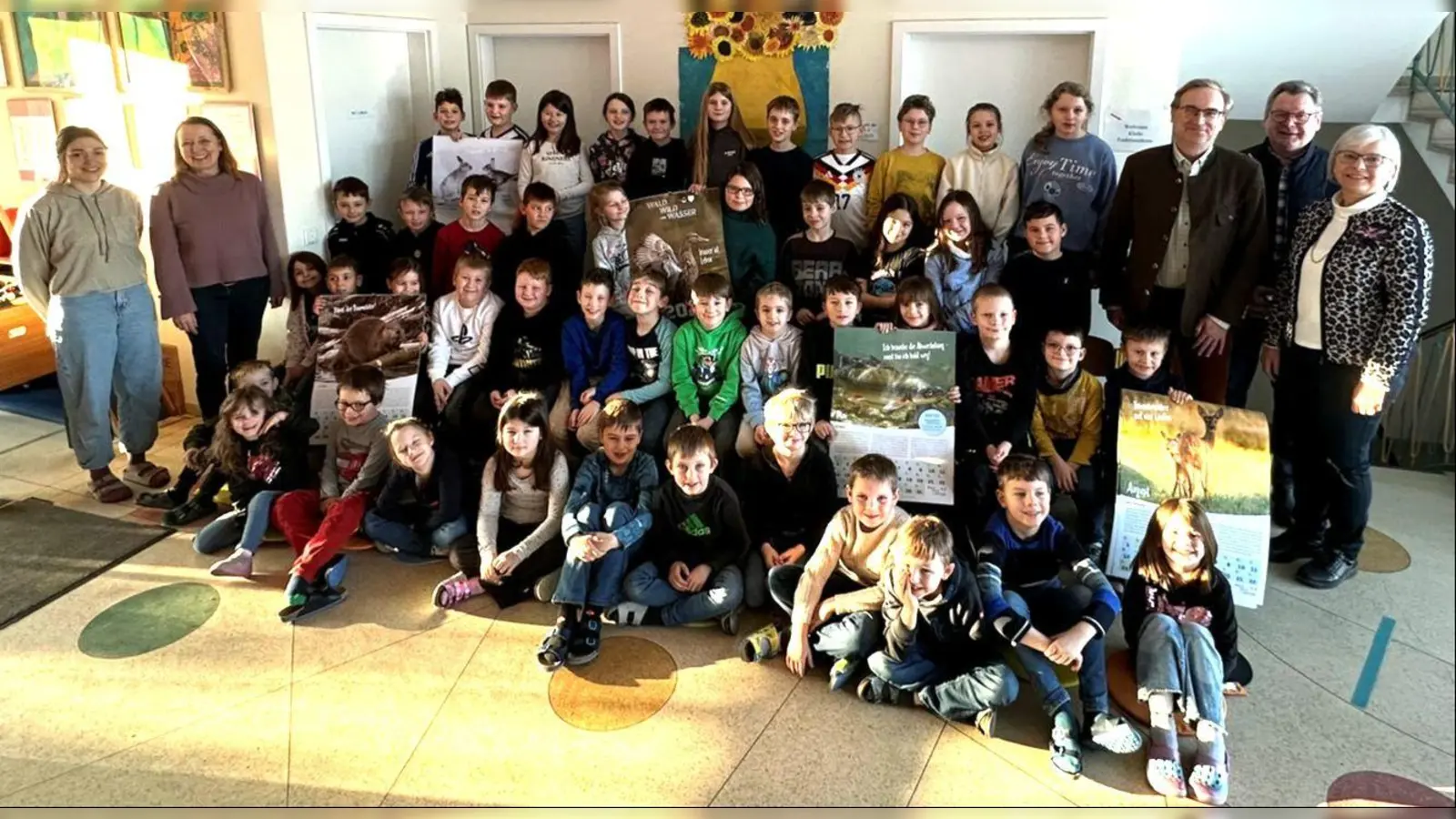 Alexander Flierl überreicht im Beisein von Bürgermeister Martin Prey und den Lehrkräften die Bildkalender an die Schülerinnen und Schüler der Grundschule Niedermurach (Bild: Ortrud Sperl)