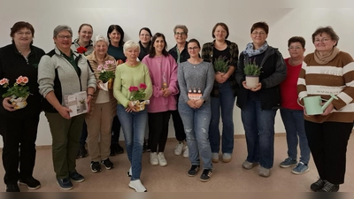 Die Preisträgerinnen beim Muttertagsschießen des Grenzlandgaues Oberviechtach in Pertolzhofen mit ihrer Damenleiterin Nicole Schmidt 2. von rechts;  (Bild: Maria Hoch)