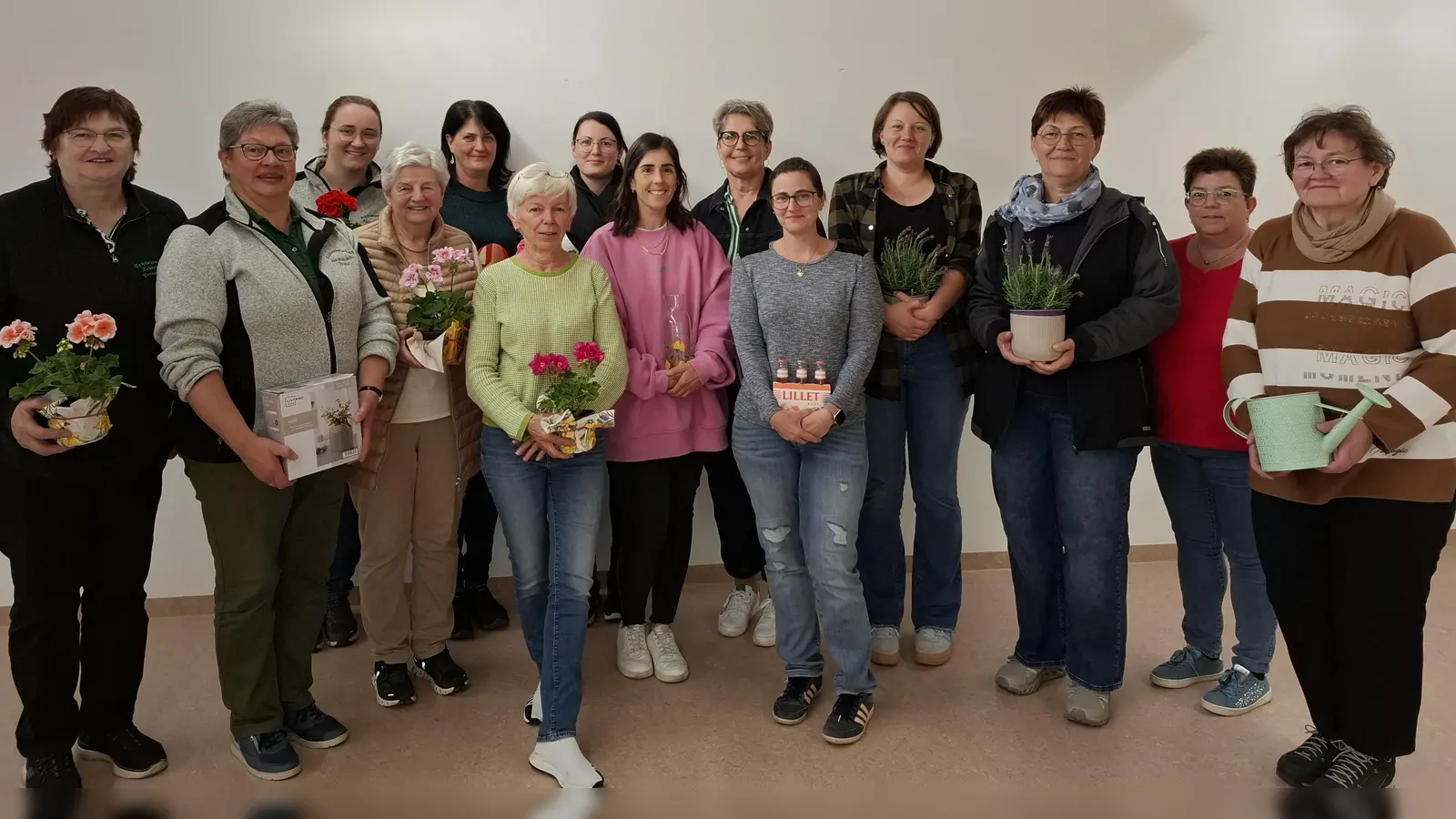 Die Preisträgerinnen beim Muttertagsschießen des Grenzlandgaues Oberviechtach in Pertolzhofen mit ihrer Damenleiterin Nicole Schmidt 2. von rechts;  (Bild: Maria Hoch)