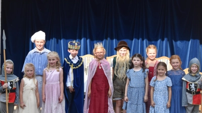 Foto von links nach rechts:<br>Luisa Köhler, Sarah Dobmeier, Leni Dobmeier, Marie Lederer, Leonhard Koppmann, Franziska Bauer, Felix Eglmmeier, Anna Koppmann, Lisa Dobmeier, Johanna Bauer, Paula Mägerl, Lia Dehling. (Bild: Johannes Göttlinger)