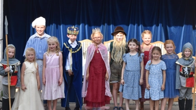 Foto von links nach rechts:<br>Luisa Köhler, Sarah Dobmeier, Leni Dobmeier, Marie Lederer, Leonhard Koppmann, Franziska Bauer, Felix Eglmmeier, Anna Koppmann, Lisa Dobmeier, Johanna Bauer, Paula Mägerl, Lia Dehling. (Bild: Johannes Göttlinger)