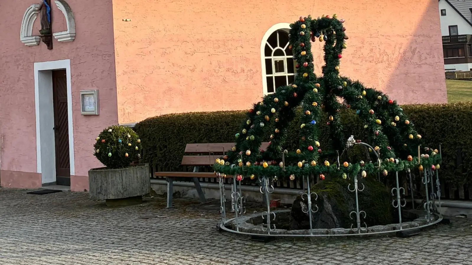 Der festlich geschmückte Osterbrunnen in Frankenreuth mit den kunstvoll gestalteten Ostereiern, die an Tanja Schmidt erinnern. (Bild: Edeltraud Schwarzmeier)