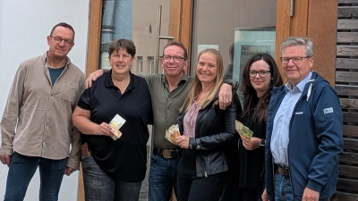 Bei der Spendenübergabe in der Kunstgasse, von links Reiner Artmann, Monika Demmer, Wolfgang Horn, Diana Männer, Stefanie Thaler und Paul Zrenner. (Bild: Elisabeth Schröpf)