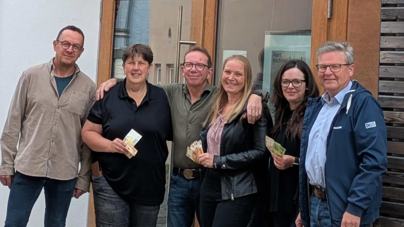 Bei der Spendenübergabe in der Kunstgasse, von links Reiner Artmann, Monika Demmer, Wolfgang Horn, Diana Männer, Stefanie Thaler und Paul Zrenner. (Bild: Elisabeth Schröpf)