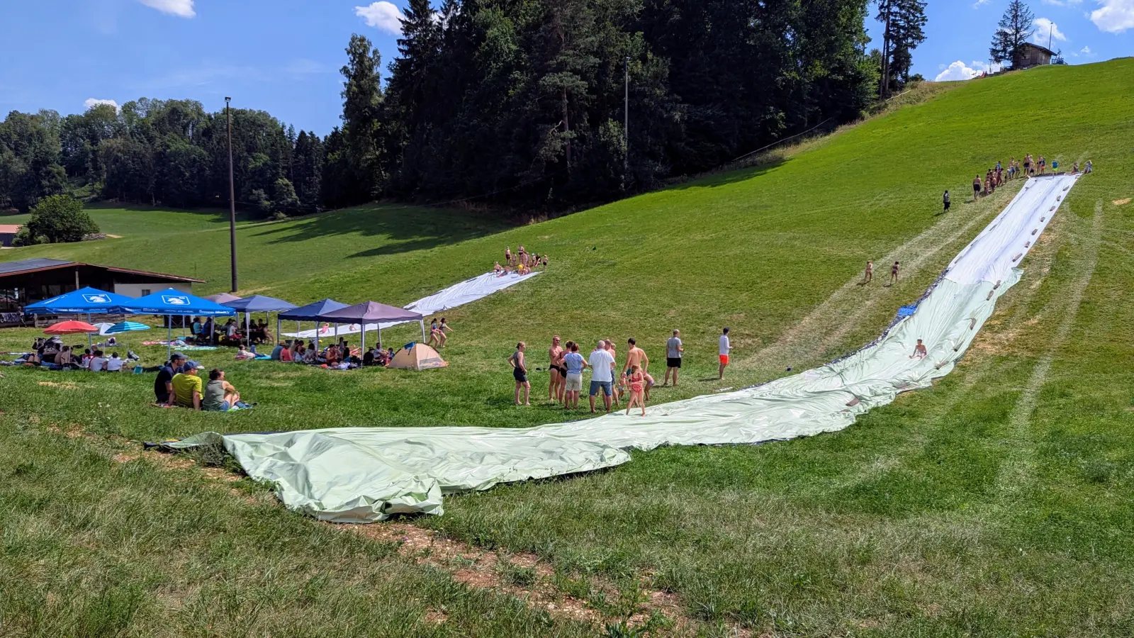 Picknickplätze mit Panoramablick auf Pistenprofis (Bild: Johannes Rumpler)
