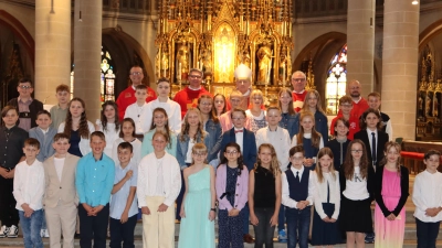 38 Jugendliche aus St. Martin und St. Michael feierten mit Weihbischof Reinhard Pappenberger ihre Firmung in der Basilika St. Martin. (Bild: Martin Melchner/exb)