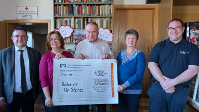 Die Pfarrgemeinderatssprecher Theresia Meindl, Markus Fichtner und Monika Wild mit Stadtpfarrer Konrad Amschl bei der Spendenübergabe an Bereitschaftsleiter Thomas Wagner (Bild: Maria Wagner)