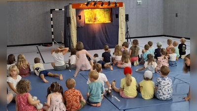 In der Schulturnhalle war das „Kasperl” im Rahmen des Ferienprogranns der Gemeinde für die zahlreichen Kinder zu Gast. (Bild: Josef Söllner)