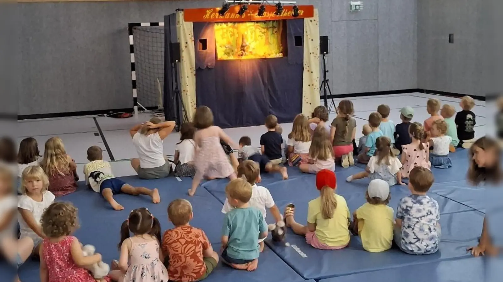 In der Schulturnhalle war das „Kasperl” im Rahmen des Ferienprogranns der Gemeinde für die zahlreichen Kinder zu Gast. (Bild: Josef Söllner)
