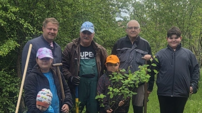 Die Kolping-Jugendgruppe Mitterteich bei der Pflanzaktion mit Bürgermeister Stefan Grillmeier, Stadtgärtner Willi Kilian und Vorsitzenden der Kolpingsfamilie Mitterteich Johann Gruber (Bild: Sieglinde Rankel)